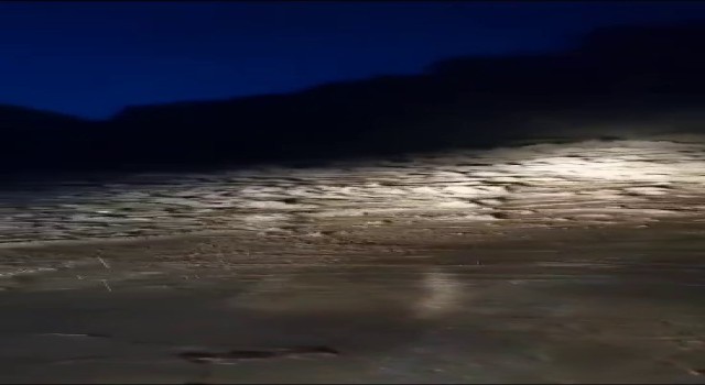 Yol kapandı, araçlar yolda kaldı