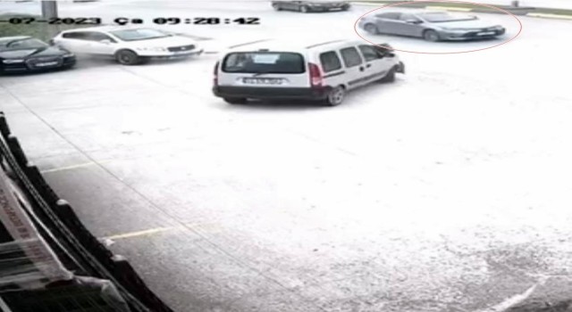 Yola kontrolsüz çıkan otomobil kazaya sebep oldu