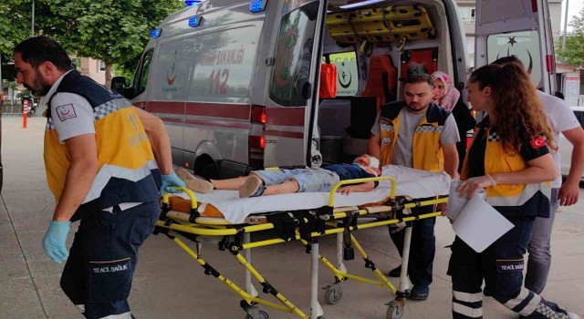 Yolun karşısına geçmek isteyen çocuk, otomobilin altında kaldı