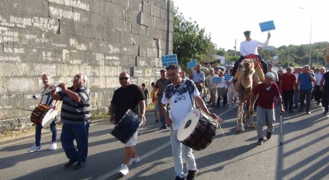 Yörükler deve üzerinde Silifkenin il olma isteğini davul ve zurna ile duyurdu