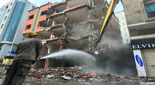 Yüksekovada depreme dayanıksız yapılar bir bir yıkılıyor