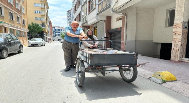 Yürümekte güçlük çeken eşini 3 tekerlekli bisikletle taşıyor