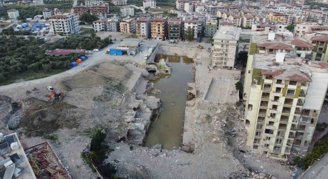 Yüzlerce kişiye mezar olan Rönesans Rezidansın enkazı suyla doldu