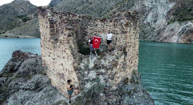 15 Temmuz anısına sular altında kalan kaleye Türk bayrağı asıldı