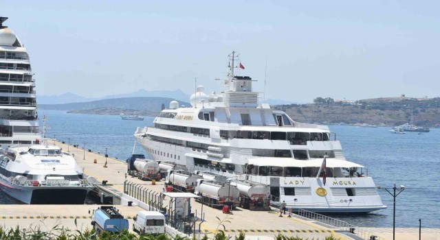 Muğla’nın Bodrum ilçesine gelen mega yat 16 milyon liralık yakıt aldı
