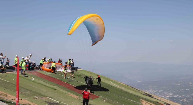 18 ülkeden 101 paraşütçü Çameli semalarını süsledi