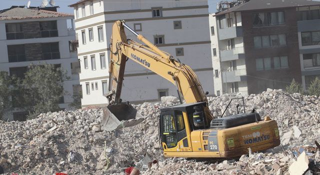 Ağır hasarlı binalarda yıkım işlemleri devam ediyor