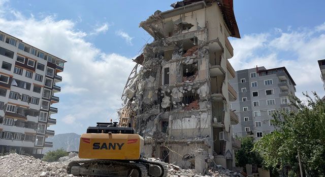 Ağır hasarlı binaların yıkım işlemleri sürüyor