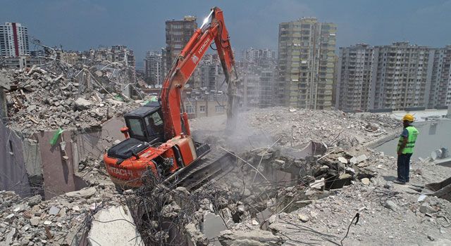 Ağır Hasarlı Binaların Yıkımı Sürüyor