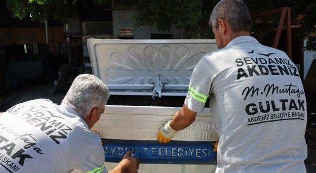 Akdeniz Belediyesi, Çöp Konteynerlerini Dezenfekte Ediyor
