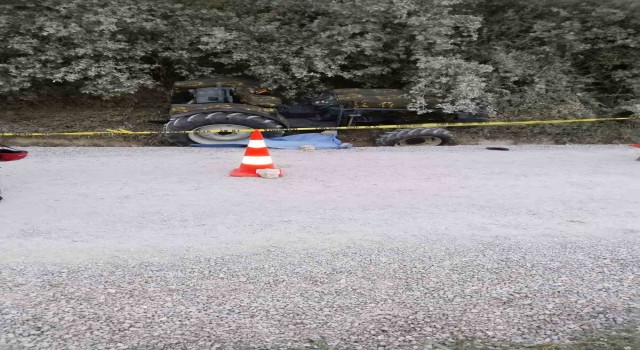 Akhisarda traktör devrildi: Kadın yolcu hayatını kaybetti