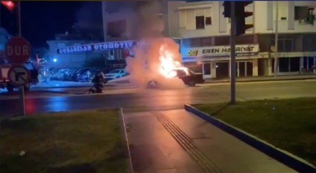 Antalyada seyir halindeki araç alev alev yandı