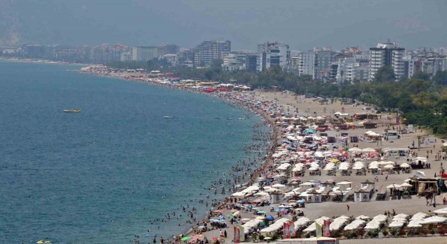 Antalyaya bayramda tatilci yağdı, rakam beklenenin iki katı oldu
