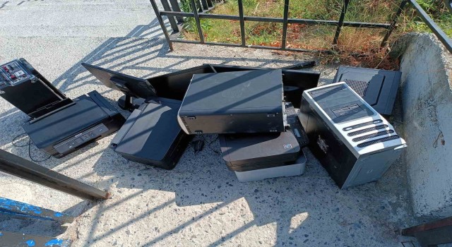 Arnavutköyde pişkin hırsızlar çaldıkları kredi kartı ile çalıntı motosiklete akaryakıt alıp okul soydu