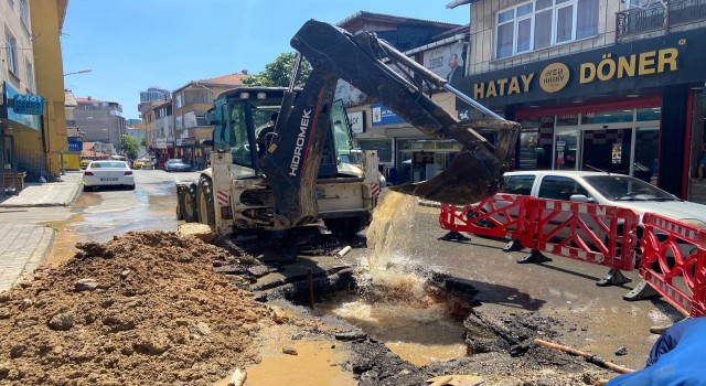 Ataşehirde İSKİ personelinin patlayan su borusuyla mücadelesi kamerada