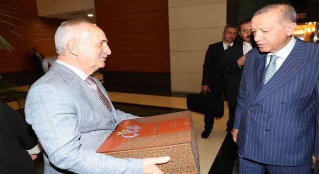 Aygün, Cumhurbaşkanı Erdoğana Çenesuyunun cam şişe ürününü takdim etti