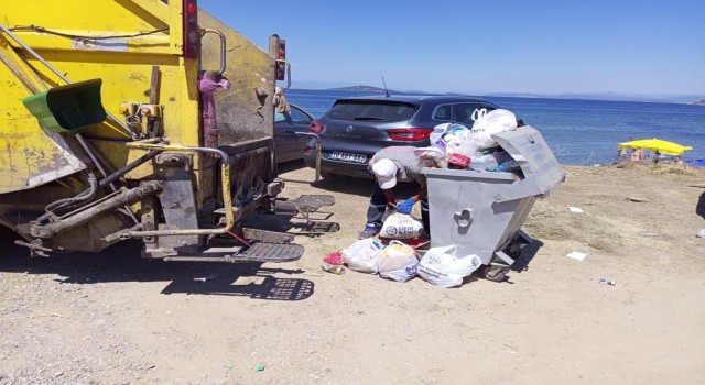 Ayvalık Belediyesinin temizlik ekipleri bayramda 10 bin ton çöp topladı