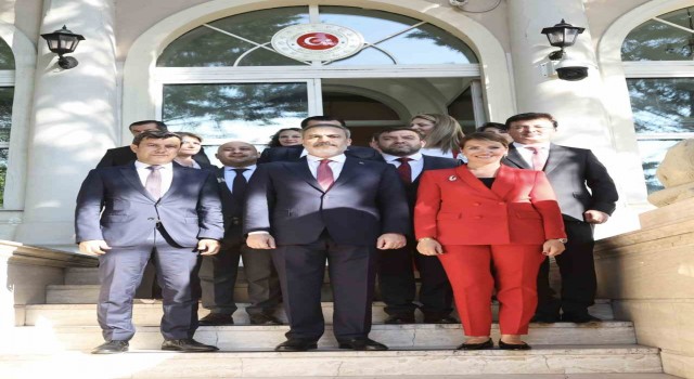 Bakan Fidan, Türkiyenin Budapeşte Büyükelçiliğini ziyaret etti