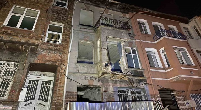 Balatta 3 katlı metruk binanın balkonu çöktü