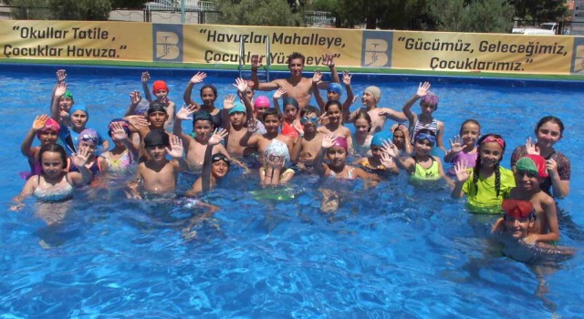 Balıkesirde havuzlar çocuklarla şenlendi