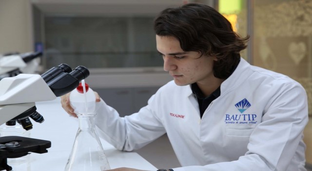 BAU Tıptan öğrencilerine 500 bin liralık bilimsel destek