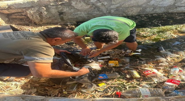 Belediye, sivrisinek ve kötü koku oluşumunu önlemek için dere yataklarını temizledi