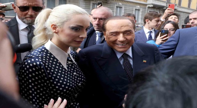 Berlusconiden 33 yaşındaki sevgilisine 100 milyon euro miras