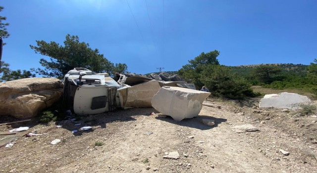 Bilecikte mermer blok yüklü kamyon devrildi, sürücü ağır yaralandı