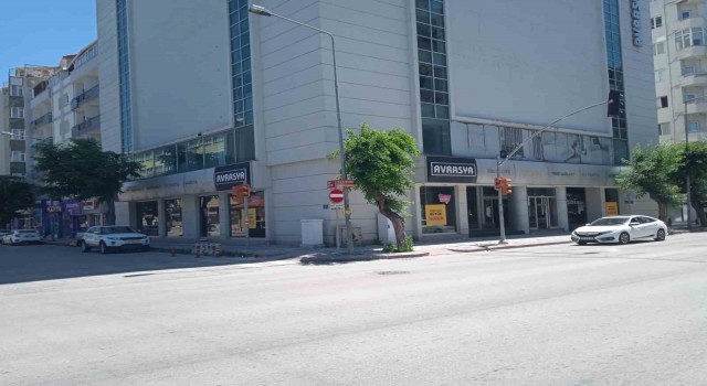 Binadan koparak yola düşen sıva parçaları tehlike saçıyor