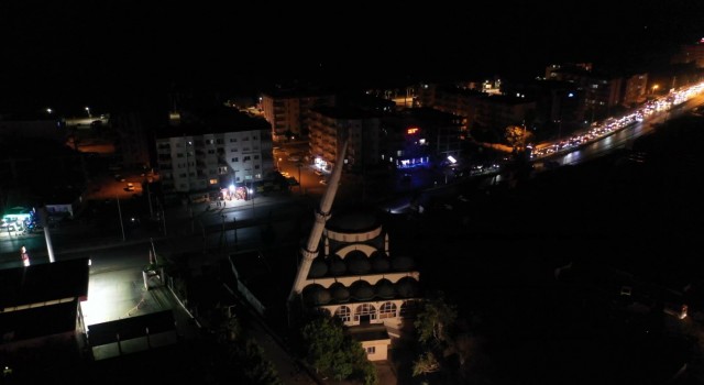 Birini fırtına yıktı, diğeri kontrollü yıkıldı