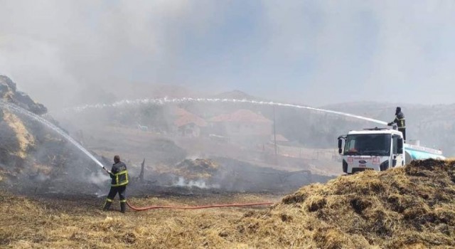 Burdurda çıkan yangında çok sayıda saman balyası kül oldu