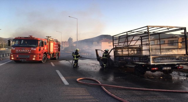 Burdurda seyir halindeki kamyonet alev alev yandı