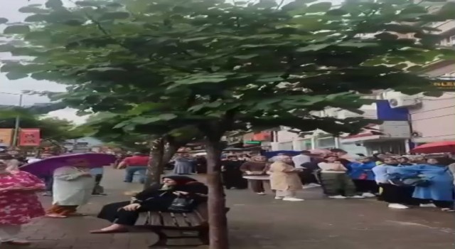 Bursada alışveriş çılgınlığı: Sağanak yağışa aldırmadan sıraya girdiler