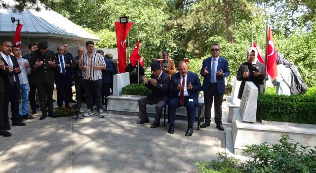 Bursadaki şehitliklerde duygusal anma