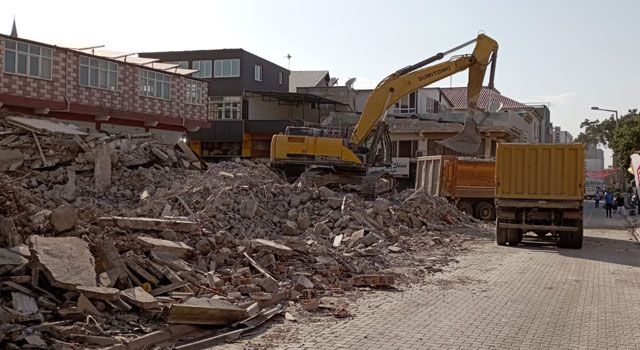 Çarşı Merkezindeki Ağır Hasarlı Binalar Yıkılıyor