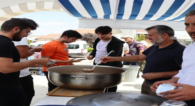 Çayırlıda vatandaşlara aşure dağıtıldı