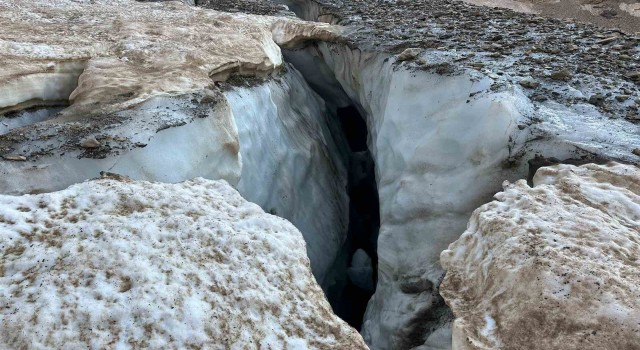 Ciloda buzul kırıldı, 4 kişi oluşan çukura düştü