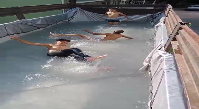 Çocuklar kamyoneti havuza çevirdi