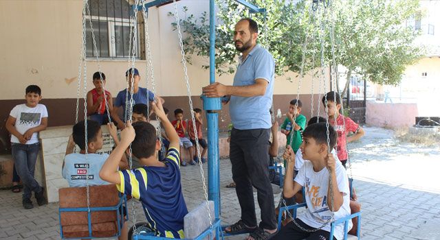 Çocuklar, Kuran Kursunda hem öğreniyor hem eğleniyor