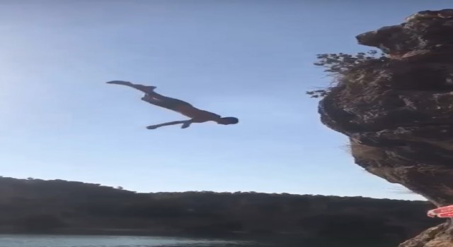 Çocukların baraj suyuna tehlikeli atlayışı yürekleri ağza getirdi