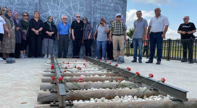Çorludaki tren kazasında ölenler için Uzunköprüde raylara karanfil bırakılarak anıldı