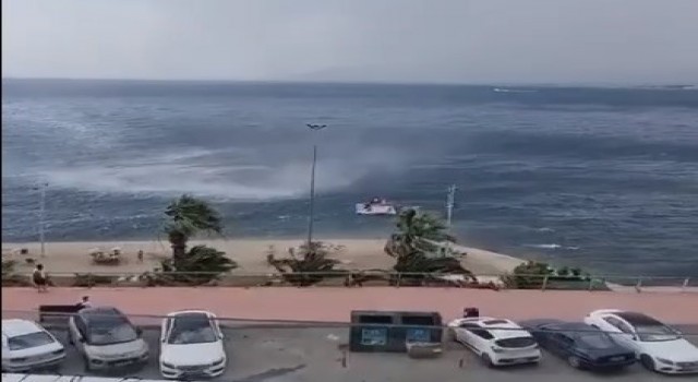 Denizden gelen hortum, tatilcilere zor anlar yaşattı