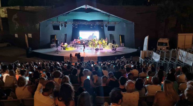 Depremzede çocuklar için söylediler