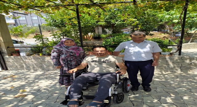 Depremzede hastaya akülü sandalye desteği