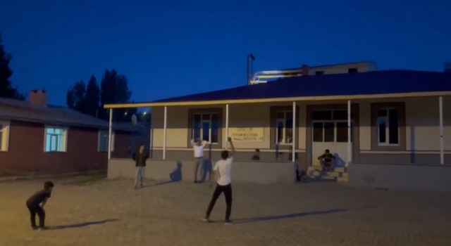 Digorda kaymakam çocuklarla top oynadı
