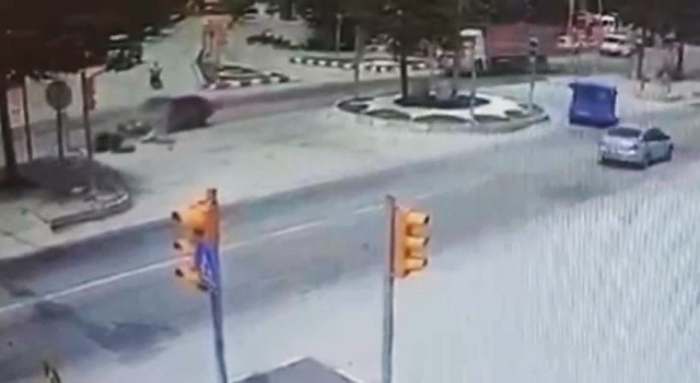 Dikkatsiz motosikletli ölümden döndü