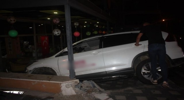Direksiyon hakimiyeti kaybeden sürücü otomobille kafeye girdi