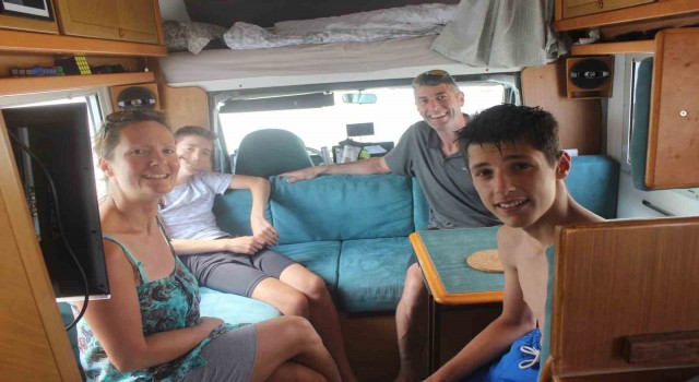 Dünya turuna çıkan Fransız aile, kamp yaptıkları Acıgölde yüzdü