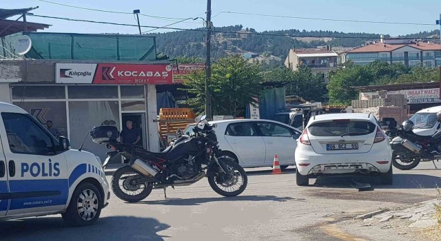 Dur ihtarına uymayan ehliyetsiz sürücü polis motosikletine çarptı