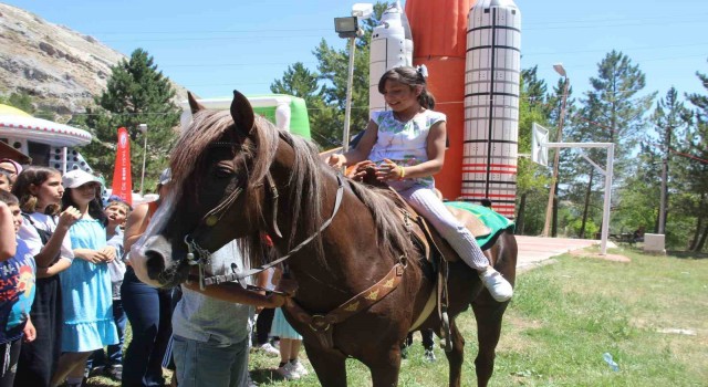Yetim çocuklar doyasıya eğlendi